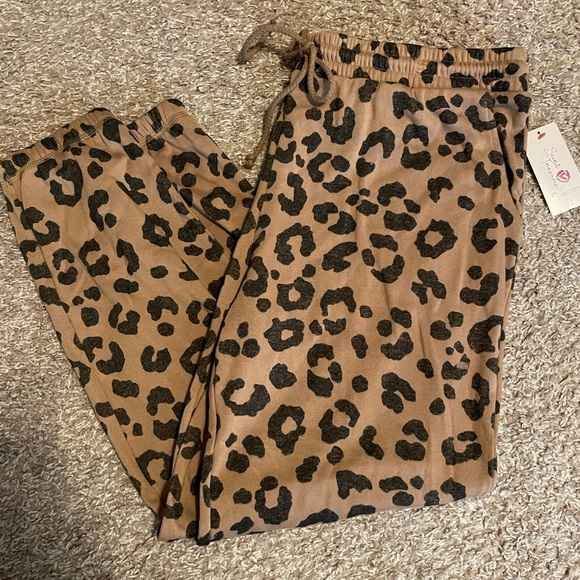 Secret Treasures Other - Leopard print pj bottoms
